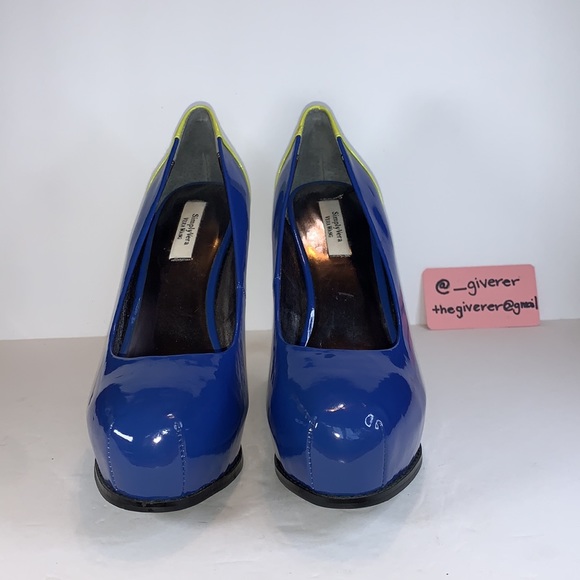 Vera Wang Two-Tome Patent Pumps - Picture 7 of 16